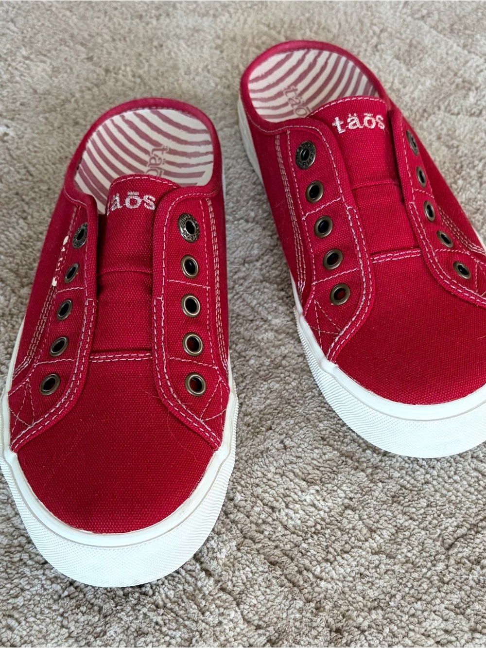 Taos Red Slip-On Canvas EZ Soul Sneakers Women’s 8.5. GUC! Cherry Red.